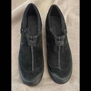 Clark’s black suede waterproof shoes/sz9
